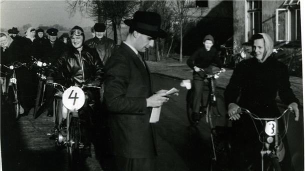 Auch fürs Moped und Motorrad war ein Führerschein notwendig. Der Herr mit Hut ist Fahrlehrer Harmdieks. Das Bild stammt aus dem Jahr 1956.