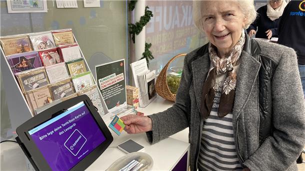 Auch Gertrud Hamel hat sich eine Kundenkarte geholt. Aber die 93-Jährige ist ehrlich: „Ich kaufe lieber ein, wenn jemand an der Kasse steht.“