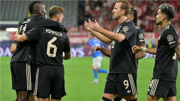 Jackson zündet erstmals für Bayern: „Fühle mich zu Hause“ Auch Harry Kane (M) gratuliert Nicolas Jackson (l) zu seinem Premierentreffer.