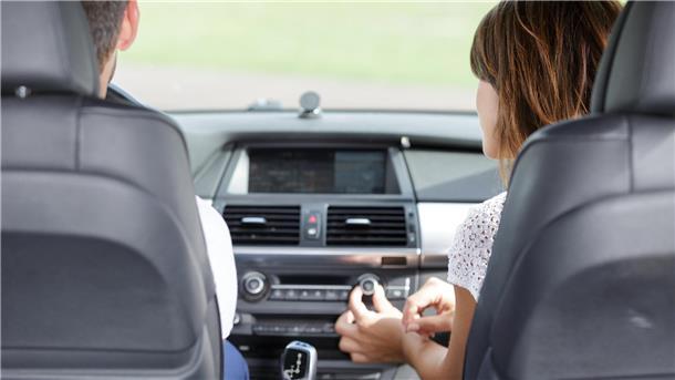 Auch im Auto NZ-Audio einschalten, einfach über Bluetooth verbinden: Hier gibt es alle Infos zur problemlosen Anreise zur Sail 2025.