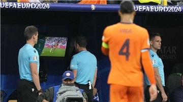 Auch im Halbfinale zwischen den Niederlanden und England nahm der VAR-Einfluss. Schiedsrichter Felix Zwayer überprüft den VAR auf einen Elfmeter.