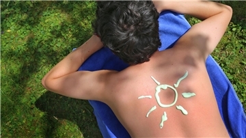 Auch im Halbschatten ist Sonnencreme vonnöten. (Symbolbild)
