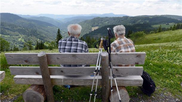 Weltweite Lebenserwartung wieder auf Vor-Covid-Niveau Auch im hohen Alter noch fit genug für die Wandertour in den Bergen sein: Dafür können wir schon in jungen Jahren etwas tun. (Symbolbild)