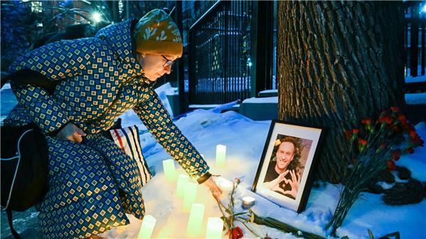Entsetzen über Nachricht von Nawalnys Tod - Wut auf Putin Auch im kanadischen Montreal gedenken Menschen dem verstorbenen Nawalny.