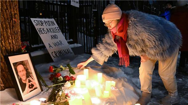 Bilder des Tages Auch im kanadischen Montreal legen Menschen Blumen für den verstorbenen russischen Oppositionellen Nawalny nieder.