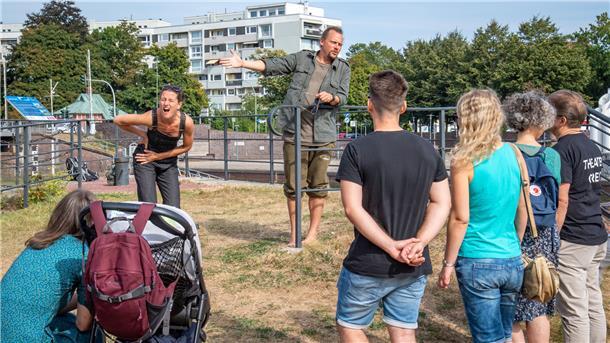 Auch im Stadttheater ist die Zeit ohne Feiern vorbei. Das Theaterfest lockt wieder viele Interessierte an und hinter die Bühnen.