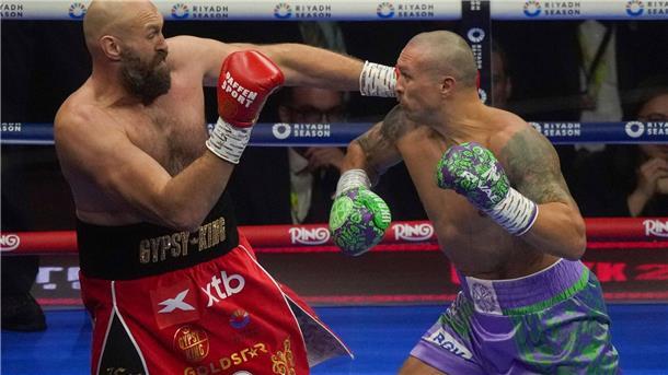 Usyk bleibt Box-König - Nächster Mega-Kampf winkt Auch im zweiten WM-Kampf lieferten sich Tyson Fury (links) und Oleksandr Usyk einen harten Kampf