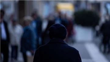 Auch immer mehr 60- bis 70-Jährige in Deutschland fühlen sich einsam.