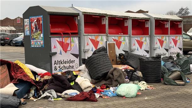 Illegal entsorgter Müll liegt vor Altkleidercontainern