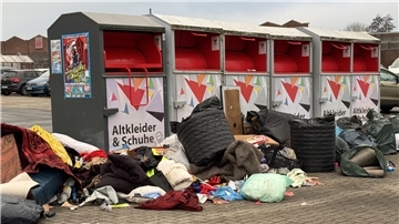 Illegal entsorgter Müll liegt vor Altkleidercontainern