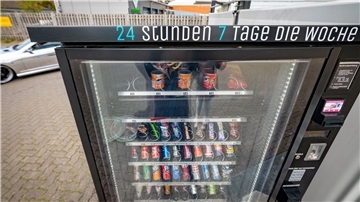Auch in Bremerhaven sind Getränke und Süßigkeiten aus dem Automaten ein beinah alltägliches Bild. Der hier steht an der Pferdebade in Bremerhaven. In der Welt der Automaten gibt es erstaunliche Phänomene und Entwicklungen.