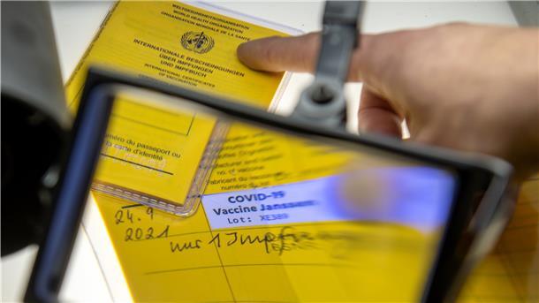 Auch in Bremerhaven werden immer mehr Impfpässe gefälscht. Die Polizei ermittelt in 71 Fällen.