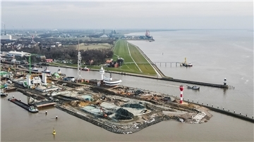 Auch in Brunsbüttel ist ein Terminal zur Anlandung von Flüssiggas geplant. Das Areal in der Bildmitte (links hinter dem Grünland) ist dafür vorgesehen.
