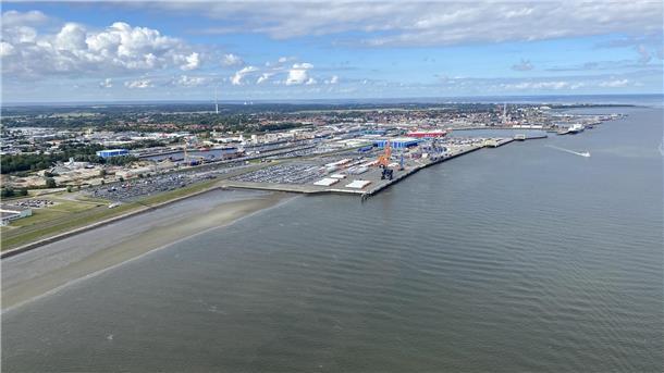 Auch in Cuxhaven muss die Hafen-Infrastruktur ausgebaut werden, will man die Ziele beim Ausbau der Offshore-Windenergie erreichen.