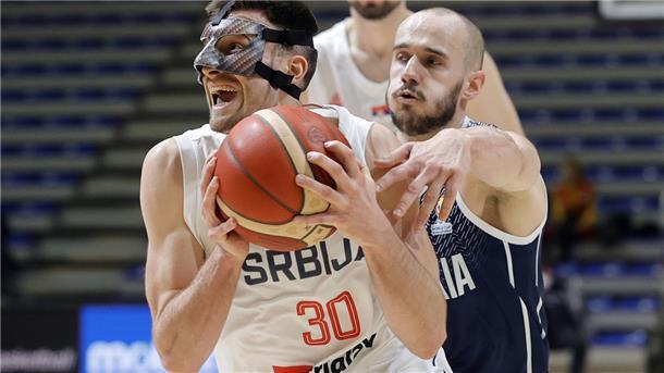 Der neue Spieler der Eisbären Bremerhaven, Simon Krajcovic, attackiert einen Gegenspieler.
