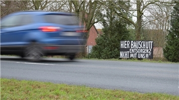 Mit mehreren Plakaten protestieren die Menschen in der Gemeinde Hagen gegen die geplante Bauschuttdeponie in Driftsethe. 