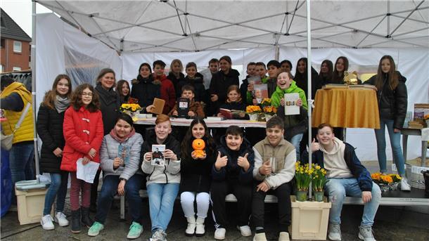 BU: Auch in diesem Jahr wird es einen Tag der Poesie zeigen. Das Bild zeigt die damalige Klasse 6b, die auf dem Wochenmarkt-Stand der Goetheaner Gedichte vortrug und Spenden sammelte.

