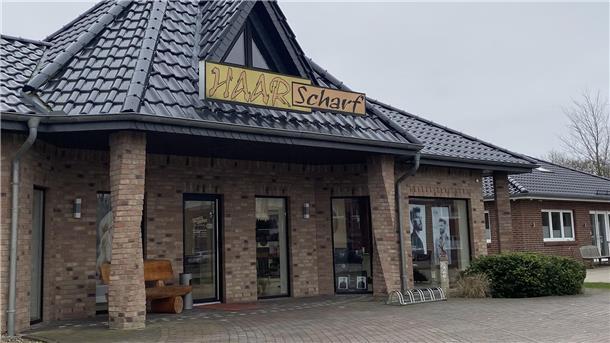 Kamm in: Das sind die krehaartivsten Friseurnamen zwischen Wesermarsch und Elbe Auch in Hagen im Bremischen gibt es Frisuren "Haarscharf".