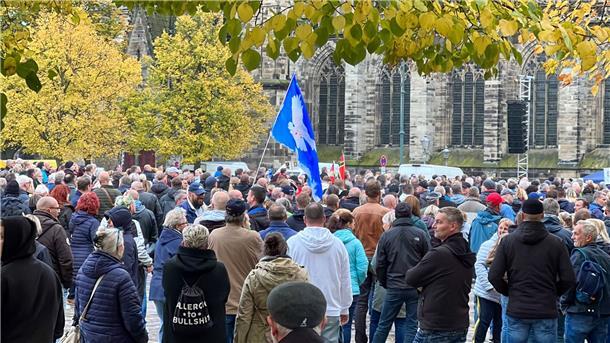 Auch in Magdeburg wurde demonstriert - ein Teilnehmer hält eine Fahne mit einer Friedenstaube.