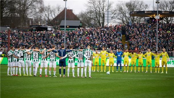 Münster und Ulm trennen sich im Aufsteigerduell torlos Auch in Münster gedachten Spieler und Zuschauer den Opfern des Anschlags in Magdeburg.