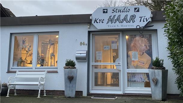 Kamm in: Das sind die krehaartivsten Friseurnamen zwischen Wesermarsch und Elbe Auch in Nordenham im "Kre-Haar-tiv" sind kreative Friseure am Werk.