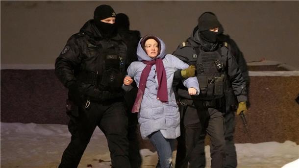 Hunderte Festnahmen bei Gedenken für Nawalny Auch in St. Petersburg wurden Menschen festgenommen, die Blumen für Nawalny niedergelegt hatten.