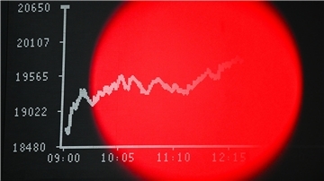Das Bild zeigt den Kurs des Dax vor einem roten Licht. Auch in unruhigen Börsenzeiten sollten Anleger bei ihrer Strategie bleiben und nicht vorschnell Anteile verkaufen.