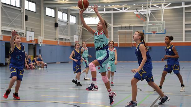 Auch Kinder vermissen den Sport in ihren Gruppen, so wie diese beiden Basketball-Mädchenmannschaften.