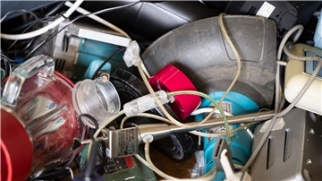 Auch kleine Elektrogeräte werden bei der mobilen Schadstoffsammlung entgegen genommen.