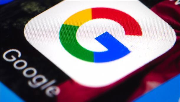 Das Google-Logo auf einem Smartphone.