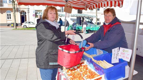 Auch Kundin Bärbel Wiegratz (links) kauft ihren geliebten Spargel auf dem Wochenmarkt und lässt sich dabei von Monika Jonker beraten.