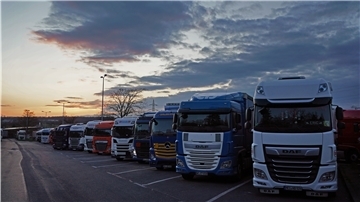 Auch Lkw-Fahrer sind von der Corona-Krise betroffen, weil immer mehr Aufträge wegbrechen.