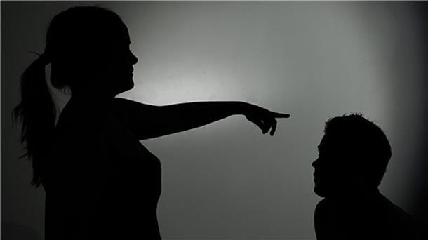 Eine Frau weist ihren Mann zurecht. Gewalt in einer Beziehung geht in manchen Fällen auch von Frauen aus.