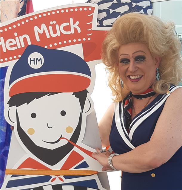 Auch maritim: Lale von "Hein und Lale" schaute im Fischereihafen am Stand von Hein Mück Bremerhaven vorbei. In Instagram @hein_mueck_bremerhaven.