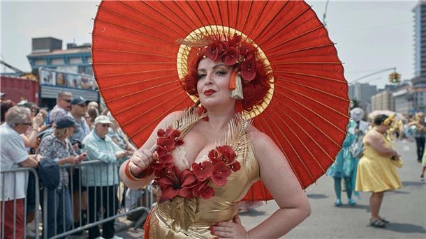 Tausende Menschen feiern Meerjungfrauen-Parade in New York Auch Meerjungfrauen müssen sich an Land offenbar vor der Sonne schützen.