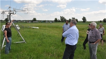 Auch Ministerpräsident Stephan Weil schaut den Wissenschaftlerinnen und Wissenschaftlern beim Modellprojekt im Gnarrenburger Moor über die Schulter. Das Foto entstand 2021 beim Ortstermin auf einer Augustendorfer Grünlandfläche, die im Besitz der Glinstedter Landwirtsfamilie Kück ist.