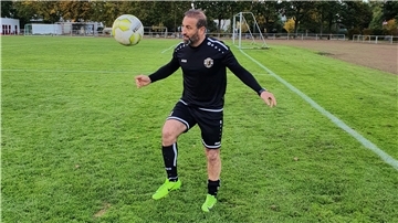 Hüseyin Cokluk ist auch mit 51 Jahren noch ein Könner am Ball.