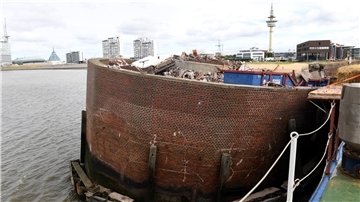 Schief, marode und von Trümmern übersät: Der Kopf der abgesackten Nordmole an der Mündung der Geeste in die Außenweser.