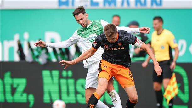 Rot-Rekord nach halber Minute: Kaiserslautern schlägt Fürth Auch mit einem Mann weniger hielt Fürth gut mit.