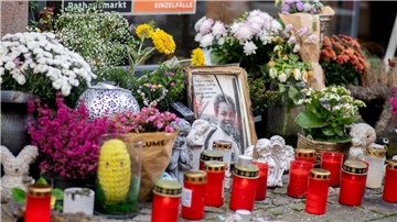 Auch Monate nach den tödlichen Schüssen hinterlassen Menschen am Tatort Blumen, Kerzen und Nachrichten im Gedenken an Lorenz. 