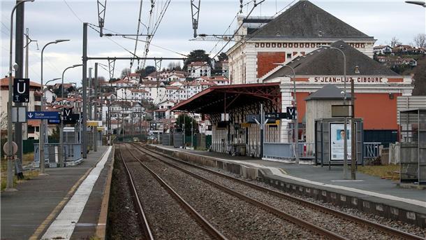 Streik: Kaum Zugverkehr zwischen Frankreich und Deutschland Auch morgen gehen wieder viele Menschen aus Frankreich auf die Straße. Viele Züge bleiben deshalb im Depot.
