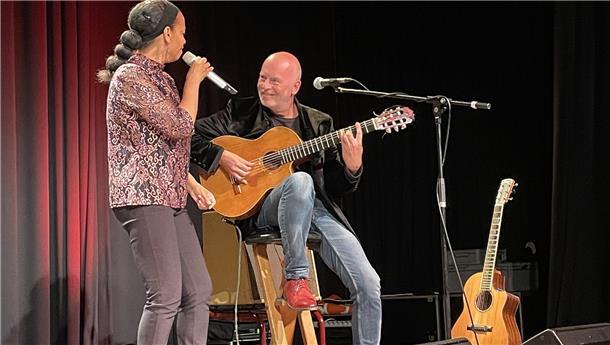 Auch nach 30 Jahren sprühen zwischen ihnen die Funken: Constanze Friend und Thomas Fellow begeisterten auf der Jahnhallenbühne.