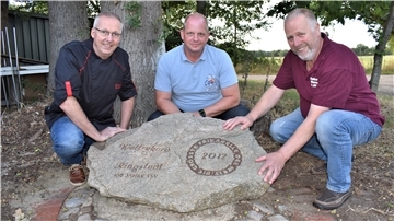 Auch nach zehn Jahren noch stolz auf den Weltrekord (von links): Klaus Riggers, Henning Haag und Helmut Müller. Die drei Ringstedter haben mit ungezählten Helfern aus dem Ort und darüber hinaus die Riesenfrikadelle auf den Grill gebracht. Ein Stein am Sportplatz verewigt diesen Erfolg. Foto Schoener