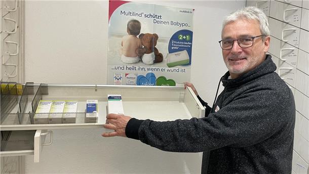 Mann vor Medizinschrank
