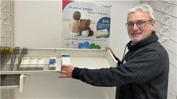 Mann vor Medizinschrank