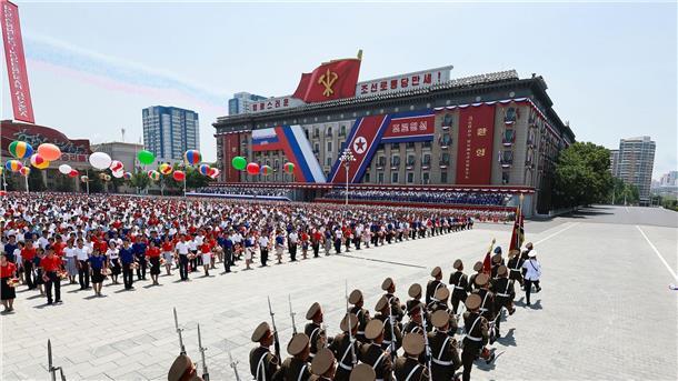 Auch Nordkoreas Ehrengarde marschiert für den russischen Präsidenten.