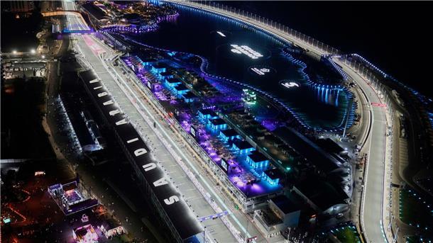 Auch Qualifying und Rennen finden unter Flutlicht statt. 