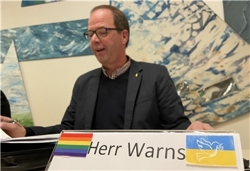 Auch Ratsvorsitzender Dirk Warns hatte sich einen Regenbogen auf sein Namensschild geklebt. In seiner Erklärung warb er für Toleranz und Akzeptanz.