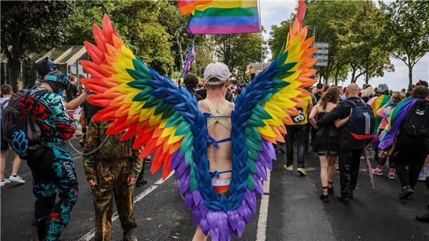 Auch regenbogenfarbene Flügel sind beim CSD in Bremen zu sehen.