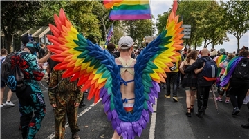 Auch regenbogenfarbene Flügel sind beim CSD in Bremen zu sehen.